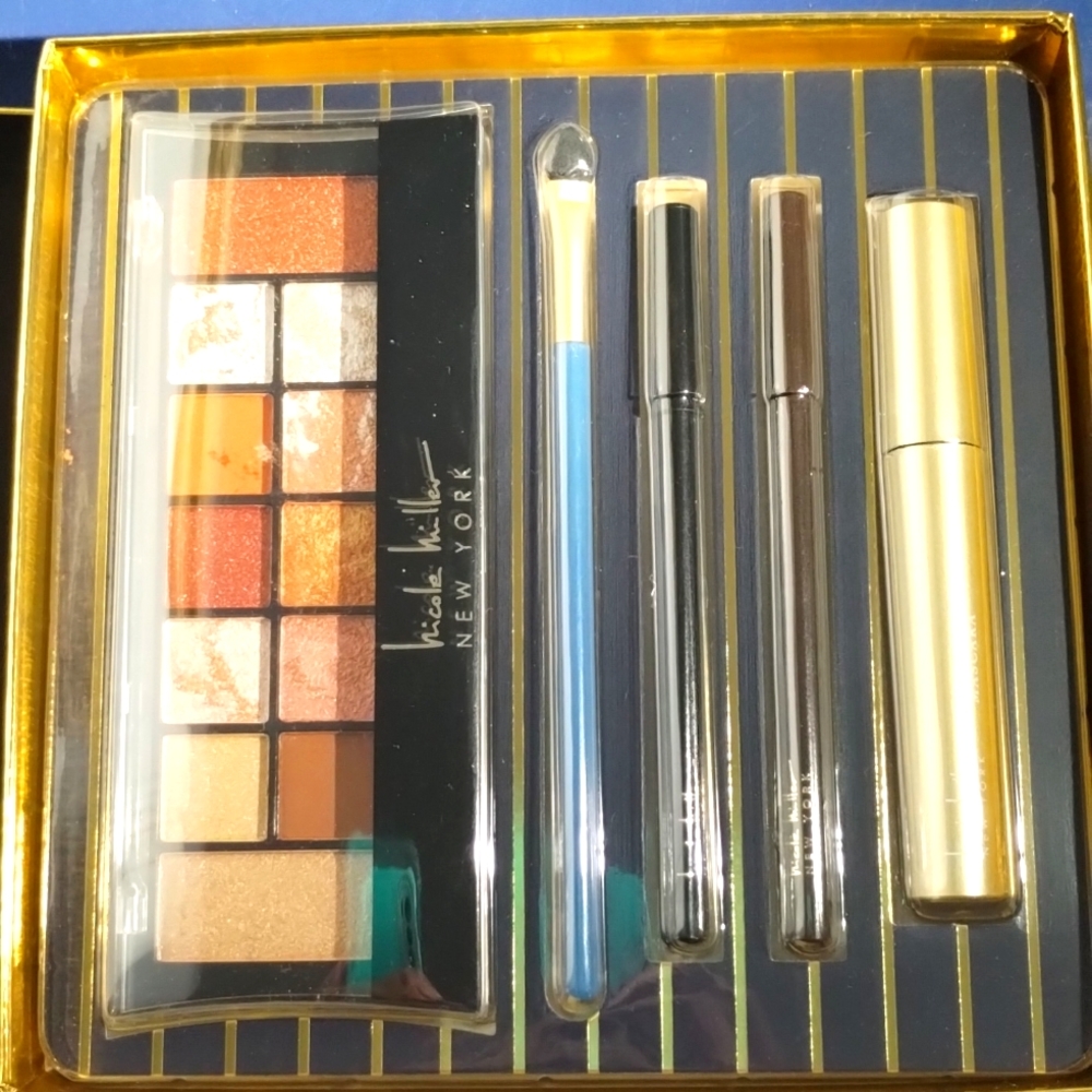 Nicole Miller Essential Eye Makeup set nib